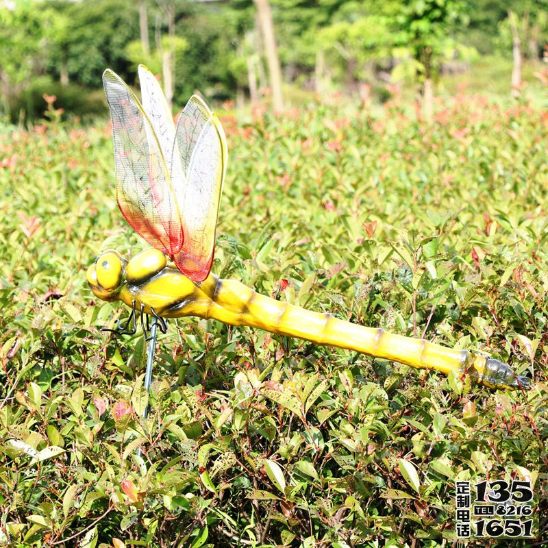 公園草坪玻璃鋼仿真動(dòng)物蜻蜓雕塑