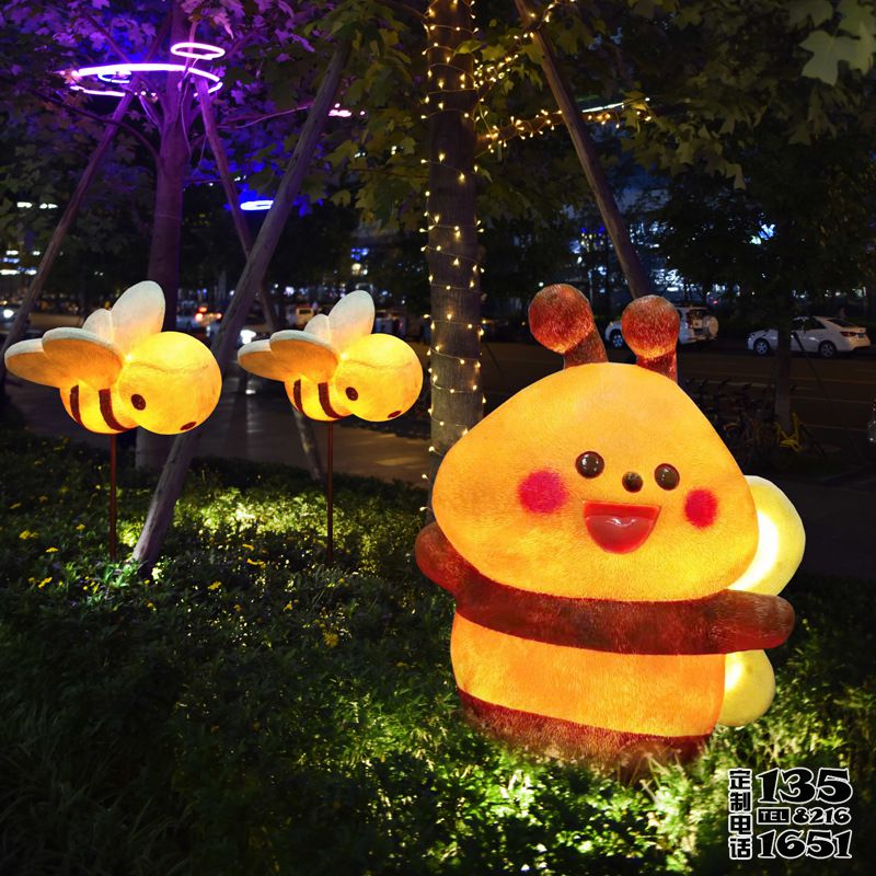 公園草叢插電源發(fā)亮卡通小蜜蜂玻璃鋼雕塑