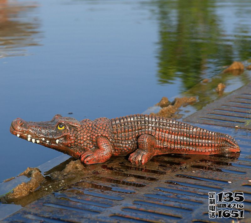 湖邊擺放的玻璃鋼仿真動(dòng)物鱷魚雕塑