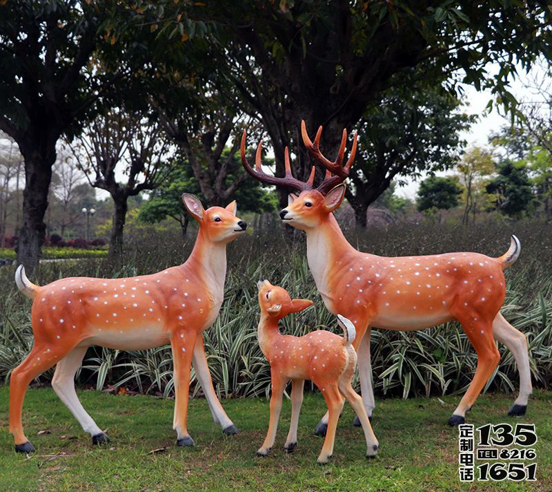 公園景區(qū)玻璃鋼彩繪三只卡通動物梅花鹿雕塑