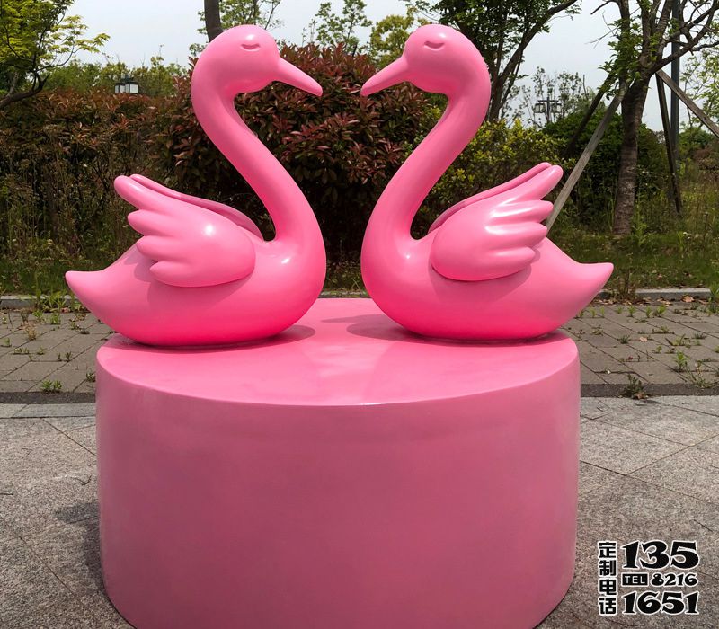 公園玻璃鋼卡通創(chuàng)意粉色天鵝雕塑戶外園美陳裝飾品擺件